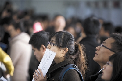 美媒:中国就业市场变了 农民工难求大学生求职