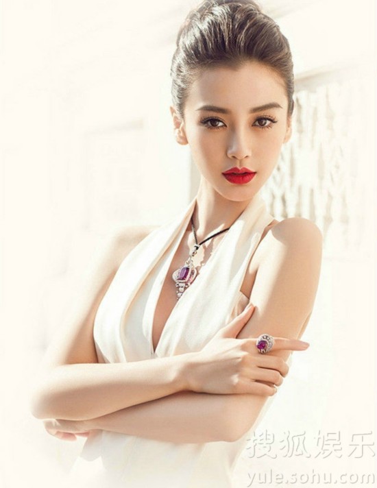 angelababy近日拍摄的一组写真大片曝光,镜头前的她妩媚优雅,纯白
