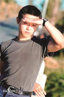 王菲第一任丈夫近照曝光 窦唯戴墨镜身材发福