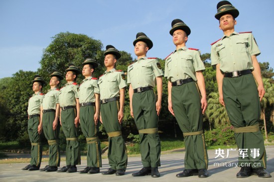 广西边防战士练军姿 绑腿背十字架定臂