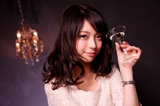 四种小心机 女性在宴会上俘获异性关注