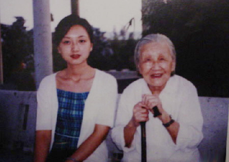 1982年毛远新第一次见到随妻子探监的女儿,又惊又喜,他多麽想把5岁的