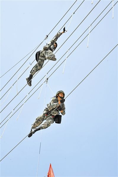 解放軍官兵挂高空爬繩索錘煉心理承受能力（圖）