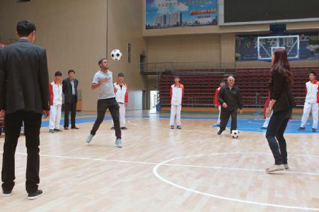 阿根廷父子教练 教渭南娃娃踢足球