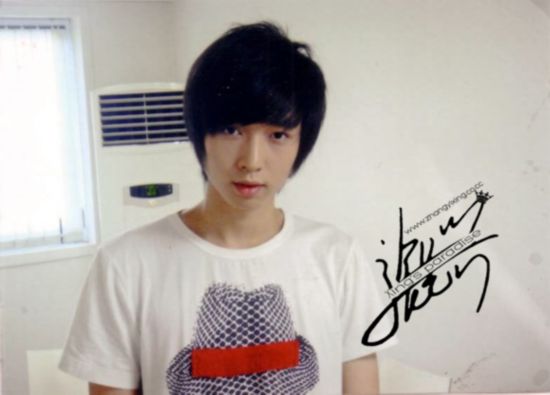 张艺兴为包贝尔推荐发型师 儿时光头旧照曝光