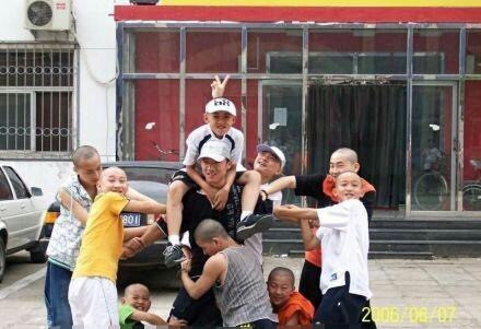 张艺兴为包贝尔推荐发型师 儿时光头旧照曝光