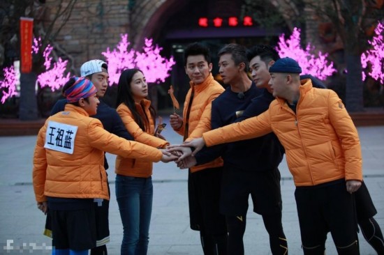 《跑男》拯救地球?黄晓明看紧女友 Baby全程