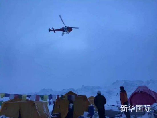 中国登山协会调派直升机营救珠峰受伤女队员(图