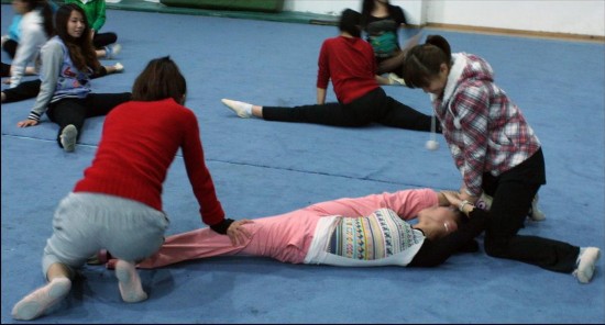 美女练舞被强行压腿致残撕腿训练出事老动漫女生师资大全图片