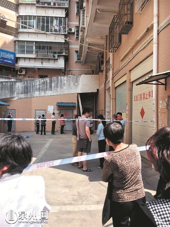 泉州惠安一男班长疑捅伤<em>隔壁班女生</em>后自尽--福