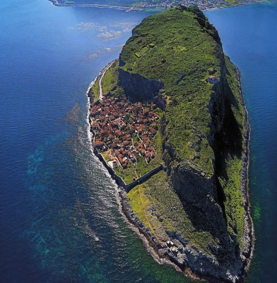 希臘巨石島村庄（圖片來自網頁截圖）