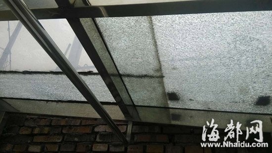 福州男子家玻璃被砸了 物业:或因举报违建遭报