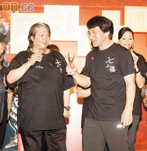 洪金宝成龙牵手逛街 感情源自打架曾被李小龙