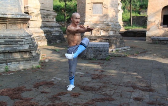 武僧一龙少林练功旧照曝光 头挂树上苦练吊死