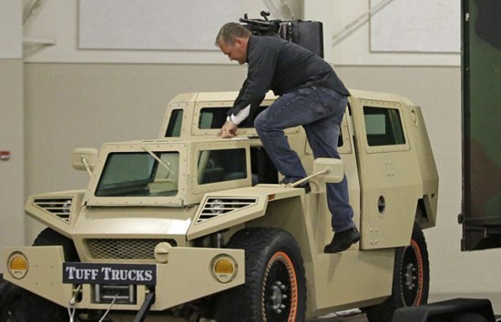 美国首届末日攻略大会 地堡战车枪械一应俱全