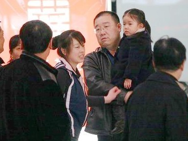 宋丹丹前夫英达小女儿近照首曝光 活泼可爱(组图)
