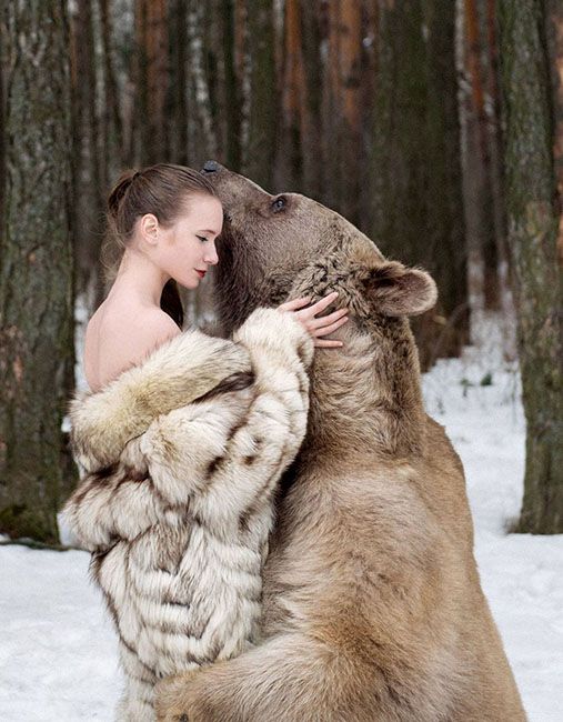 俄美女模特雪地里拥抱灰熊 反对猎杀动物(图)