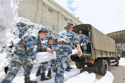 束缚军武警部队迎风冒雪延续救灾西藏震区(图)