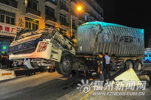 福州:4天内同一路段发生2起惨烈车祸 货车撞2车致2死