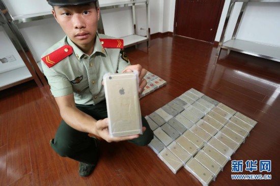 深圳边防查获走私苹果iphone6 Plus手机385部