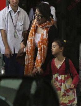 毛阿敏十一岁女儿近照曝光 长相清纯似混血