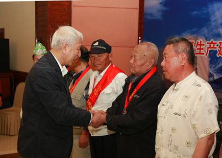 吃水不忘挖井人