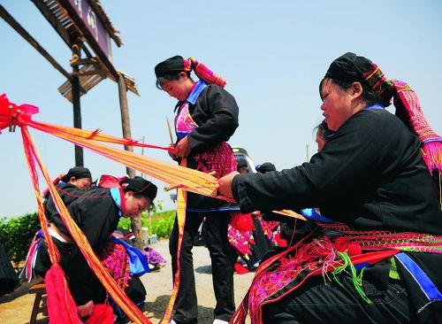 瑶族人口_4月 999元 人 世界瑶都 金秀 千年古城 荔浦 世外仙境 圣堂湖 青山瀑布