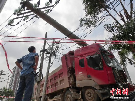 南宁大货车撞电线杆6天无人管 成街头风景(图