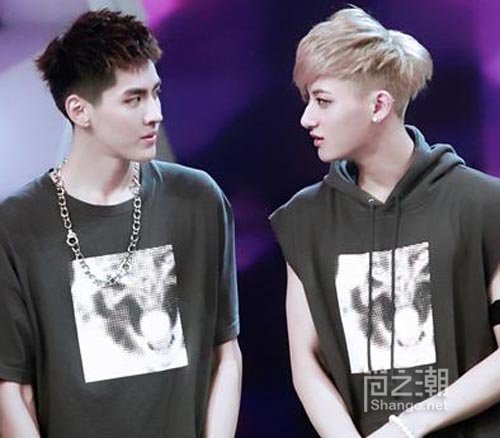 黄子韬吴亦凡昔日亲密合影 黄子韬被曝富二代