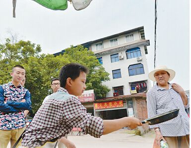 15岁少年辍学卖饼热心人来捧场 父亲恳求不要