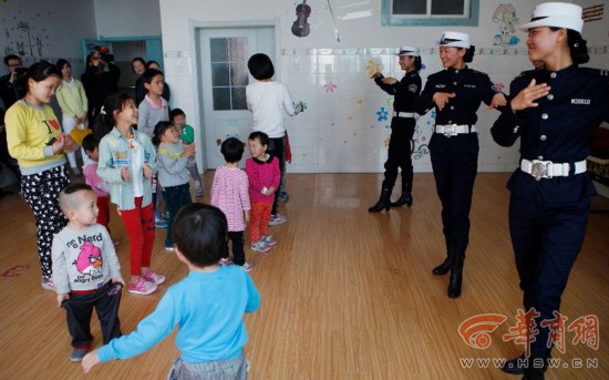 女警花看望福利院儿童 陪孩子们唱歌跳舞