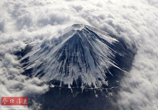2010年2月2日在空中拍攝的日本富士山。（資料圖片）