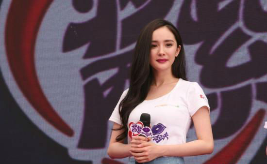 星妈频频演少女 产后一夜回到18岁:杨幂清纯娇