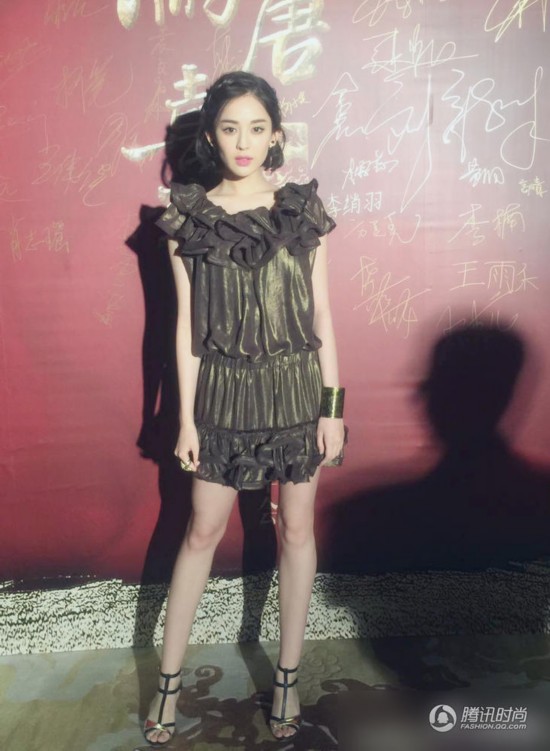 18岁妹子关晓彤腿长一米? 90后的大长腿太逆