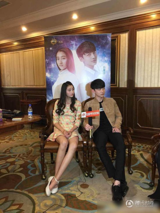 18岁<em>妹子</em>关晓彤腿长一米? <em>90后</em>的大<em>长腿</em>太逆