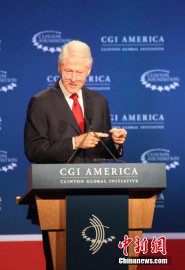 克林顿所乘飞机引擎故障 紧急降落坦桑尼亚