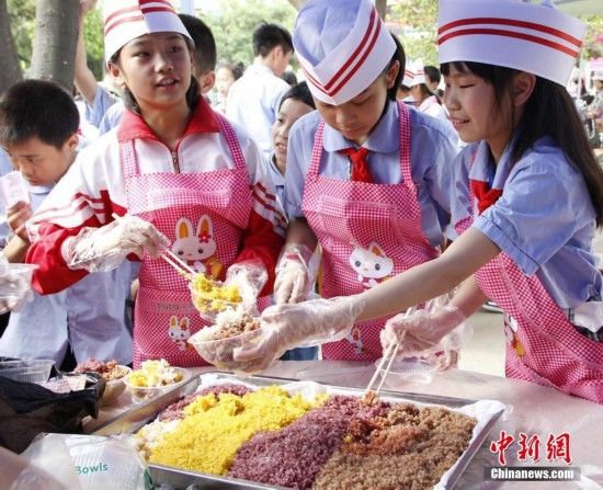 组图:广西壮语文学校美食节 学生当老板秀美食