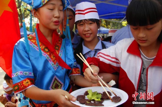 组图:广西壮语文学校美食节 学生当老板秀美食