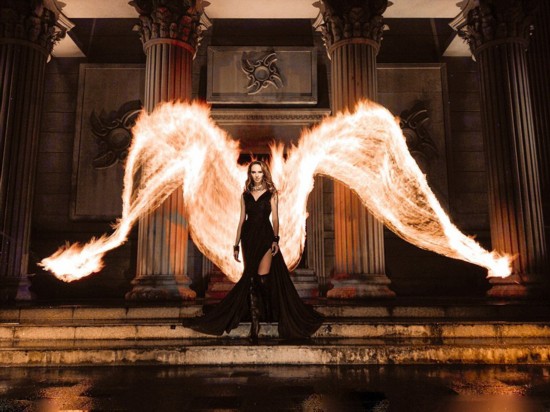 摄影师手机拍出梦幻作品 模特变身火凤凰(组图