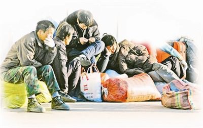 高龄农民工生存困境调查 靠吃肉补充体力将白发染黑掩饰年龄