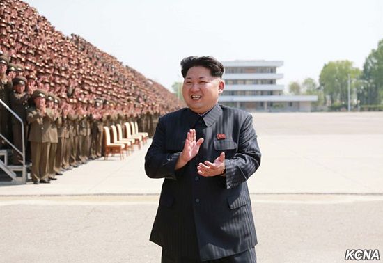 金正恩与人民军合影 称朝鲜面临"反美大决战"