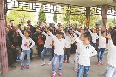 泰州海陵区幼儿园孩子走进敬老院 送上欢笑