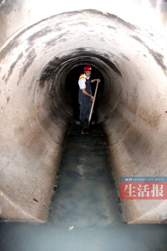 最臭岗位:下水道清淤工人干著"非一般"的工作