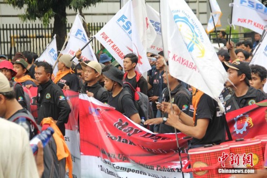 印尼五一节17万工人上街游行 要求提高福利(组
