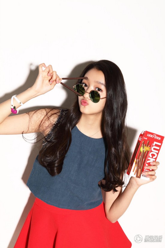 《左耳》关晓彤写真大片 长腿妹纸鬼马精灵