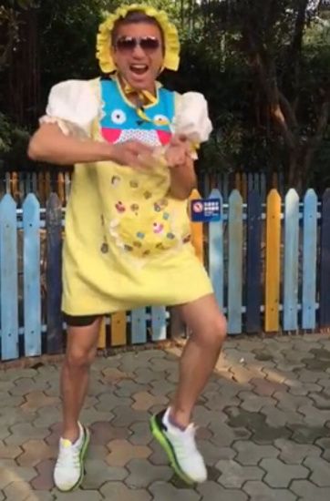 邓超扮巨婴演绎狂乱舞蹈 为小花庆1岁生日(图