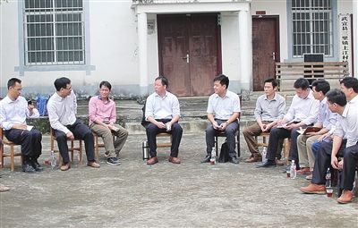 县委书记韦德斌率组织部,县委办及县扶贫,移民,林业等部门到三里镇