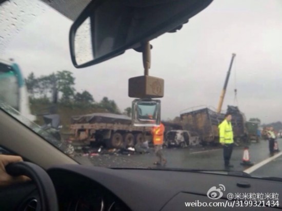 广乐高速发生一起16车追尾事故 9车燃烧18人