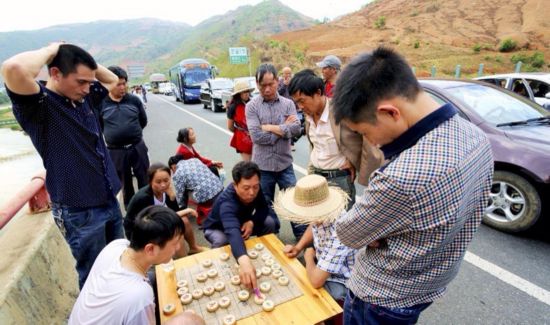 五一高速大堵车:女人绣十字绣 男人下象棋