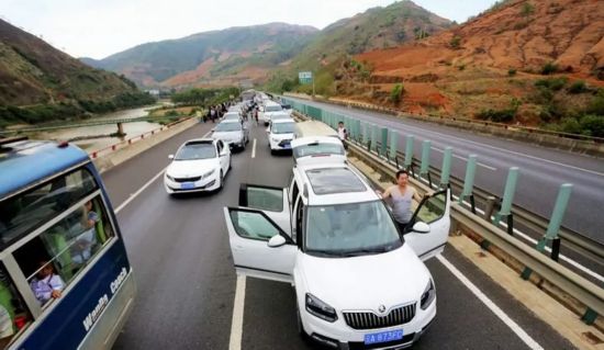 五一高速大堵车:女人绣十字绣 男人下象棋
